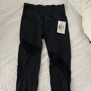 Zyia
Black angle performance high rise leggings - size medium